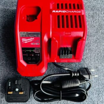 Bộ sạc nhanh Milwaukee M12-18FC hiển thị khe cắm pin và cáp nguồn