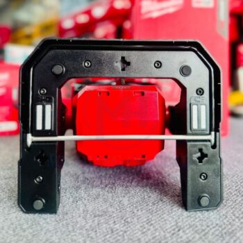 M12 AF-0 nhìn từ dưới với kẹp gắn tích hợp
