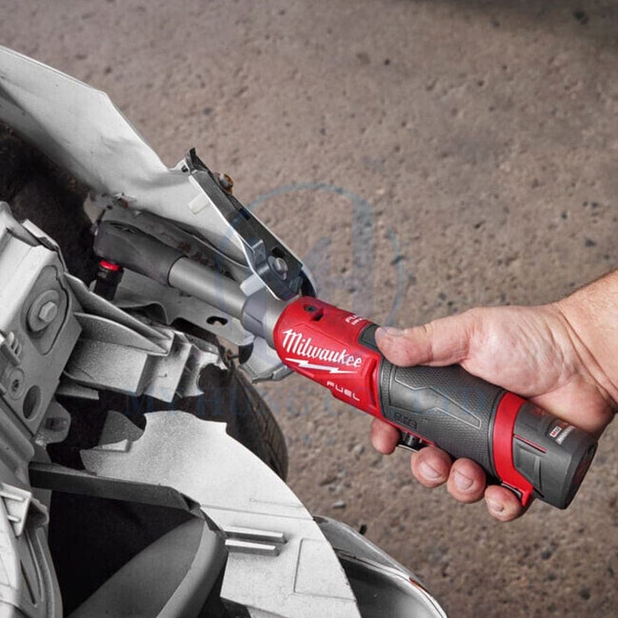 Milwaukee M12 FIR38LR linh hoạt sửa chữa ô tô