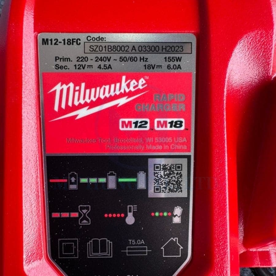 hãn kỹ thuật và biểu tượng trạng thái trên bộ sạc Milwaukee M12-18FC