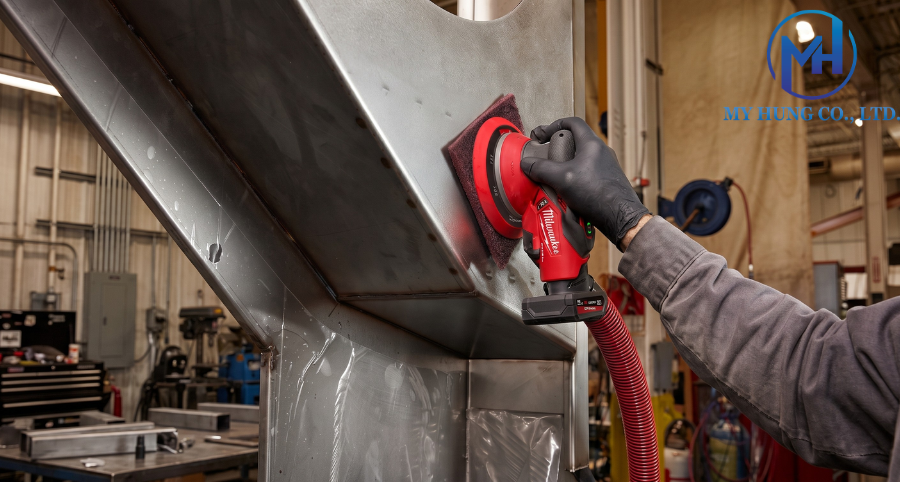 Ứng dụng máy chà nhám quỹ đạo Milwaukee M12 FROS50-0X0 trong mài nhẵn bề mặt gỗ