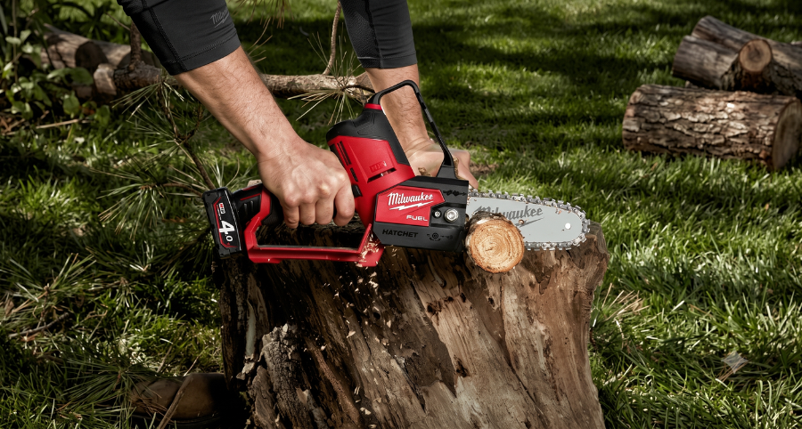 Máy cưa xích Milwaukee M12 FHS-0X thiết kế nhỏ gọn dùng pin 12V