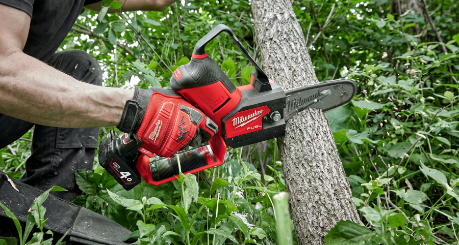 Ứng dụng máy cưa xích Milwaukee M12 FHS-0X trong thi công thực tế