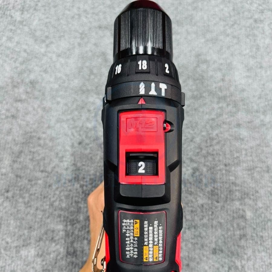 Máy khoan động lực M12 BPD-0 nhìn từ trên, thể hiện vòng chỉnh mô-men và công tắc chế độ