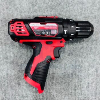 Nhãn sản phẩm trên thân máy khoan Milwaukee M12 BPD-0
