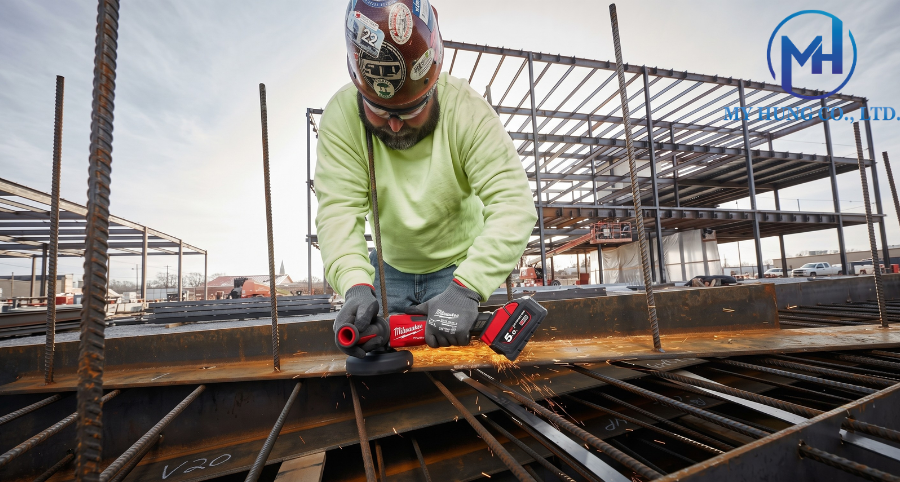 Ứng dụng máy mài góc Milwaukee M18 FSAG100XB trong thi công cắt sắt thép