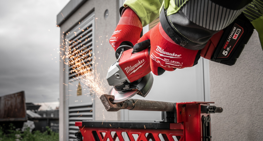 Ứng dụng máy mài Milwaukee M18 BLSAG100X-0 trong thi công cắt gạch và cơ khí