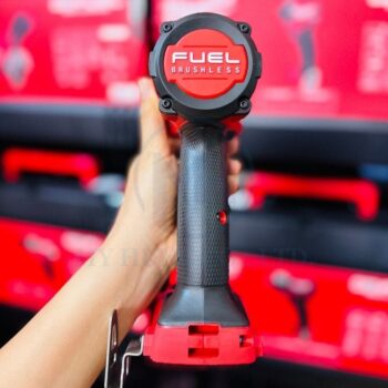 Mặt sau súng mở bu lông Milwaukee M18 FMTIW2F12-0X0 với logo FUEL Brushless