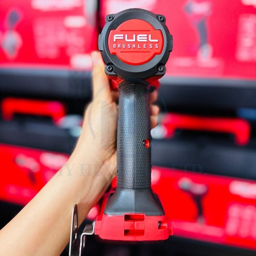 Mặt sau súng mở bu lông Milwaukee M18 FMTIW2F12-0X0 với logo FUEL Brushless