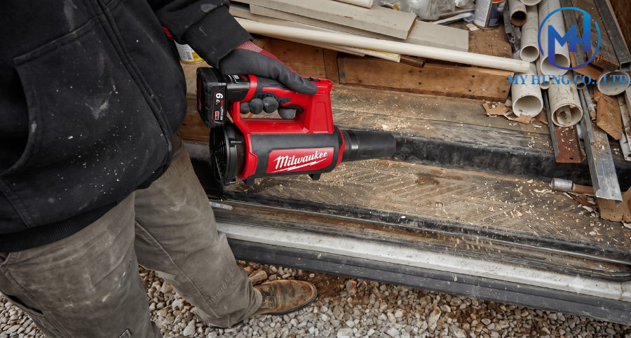 Ứng dụng máy thổi Milwaukee M12 BBL-0 trong thực tế
