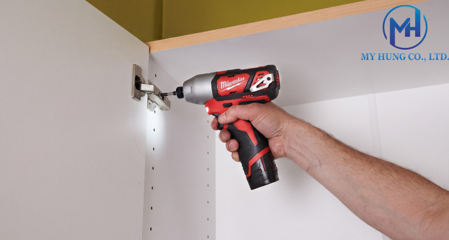 Máy bắn vít dùng pin 12V Milwaukee M12 BID-0 thiết kế nhỏ gọn dã chiến