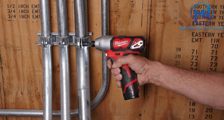 Ứng dụng máy bắn vít dùng pin 12V Milwaukee M12 BID-0 trong thực tế