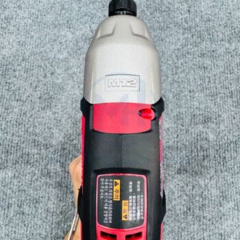 Máy bắn vít va đập M12 BID-0 nhìn từ trên, lộ vỏ hộp số kim loại