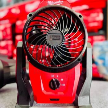 Máy quạt Milwaukee M12 AF-0 nhìn chính diện, hiển thị cánh quạt và công tắc 3 tốc độ