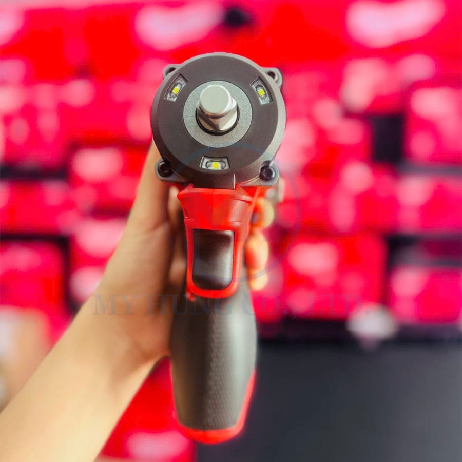 Milwaukee M12 FIW2F12 với lực siết 745Nm