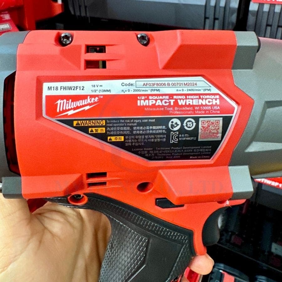 nhãn kỹ thuật trên thân súng mở bu lông Milwaukee M18 FHIW2F12