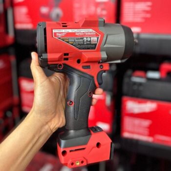 Cận cảnh thân súng mở bu lông Milwaukee M18 FHIW2F12, hiển thị nhãn kỹ thuật và tay cầm