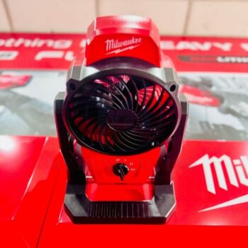 Máy quạt Milwaukee M12 AF-0 đặt trên thùng máy Milwaukee