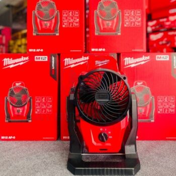 Máy quạt Milwaukee M12 AF-0 trước nền hộp sản phẩm