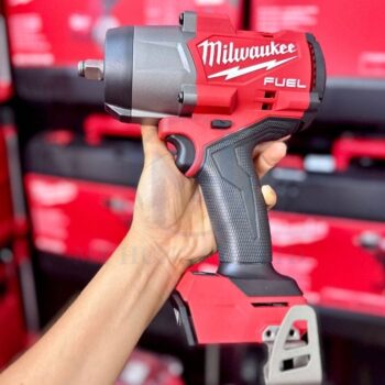 máy siết bu lông Milwaukee M18 FHIW2F12 nhìn nghiêng, thể hiện thân máy và đầu ½″ Friction Ring