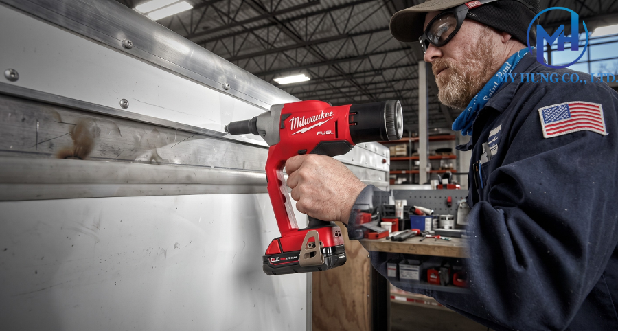 Ứng dụng máy bắn đinh rút Milwaukee M18 FRT-0X0 trong thi công cơ khí