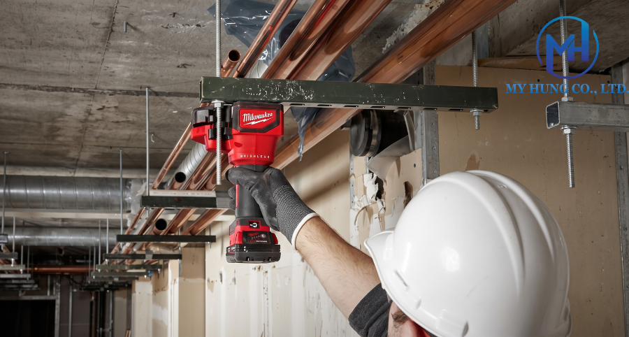Ứng dụng máy cắt thanh ren Milwaukee M18 BLTRC-0C trong thi công hệ thống treo trần