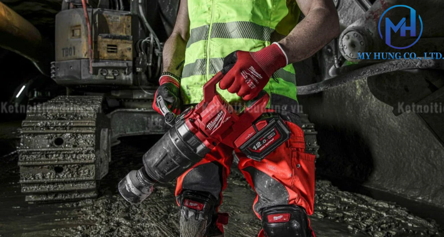 Ứng dụng máy siết bu lông Milwaukee M18 ONEFHIWF1DS trong sửa chữa xe tải siêu trọng
