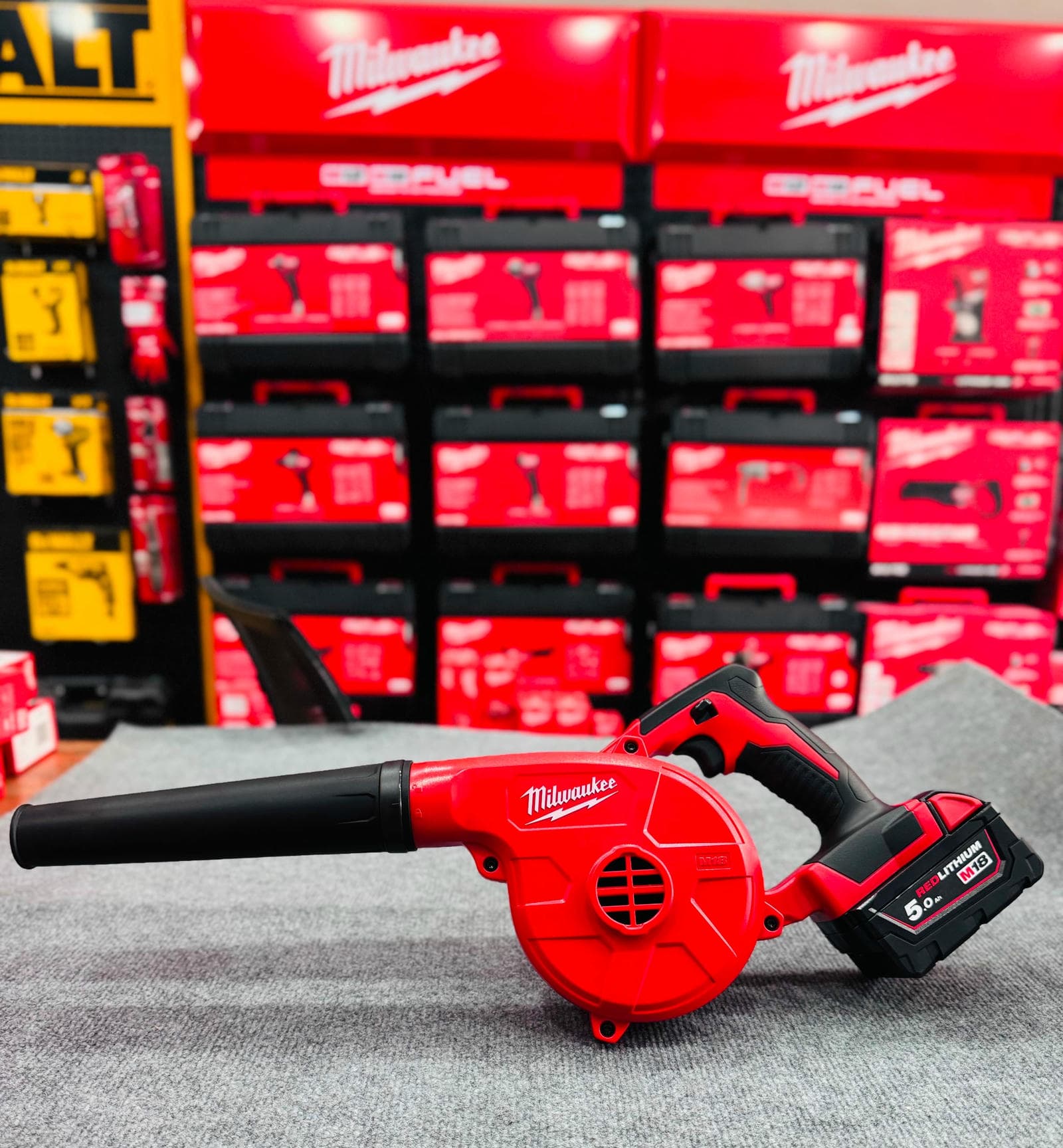 Máy thổi bụi dùng pin 18V Milwaukee M18 BBL-0