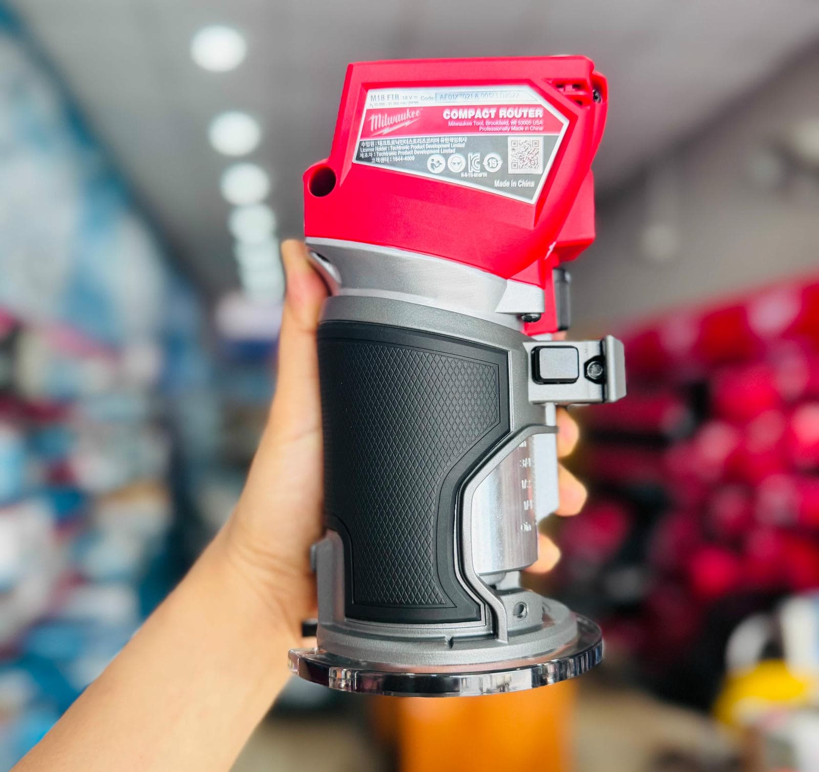 Máy phay dùng pin 18V Milwaukee M18 FTR-0X0