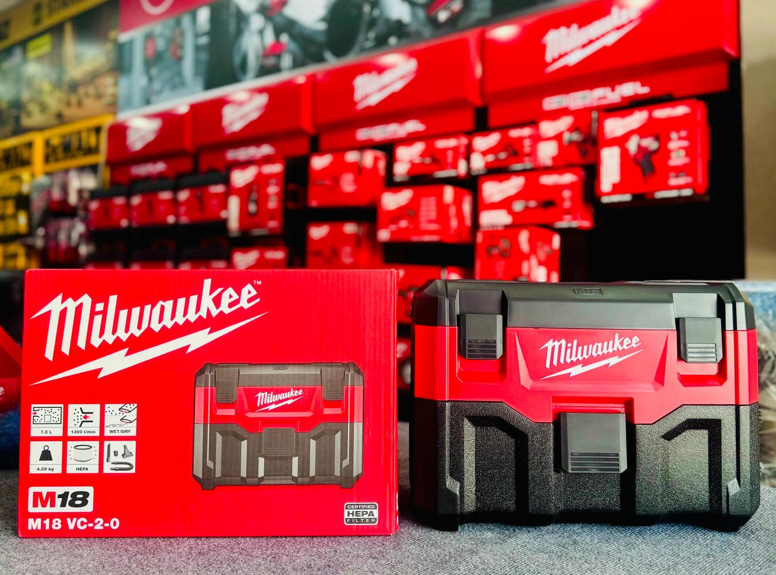 Máy hút bụi khô và ướt dùng pin 18V Milwaukee M18 VC-2-0