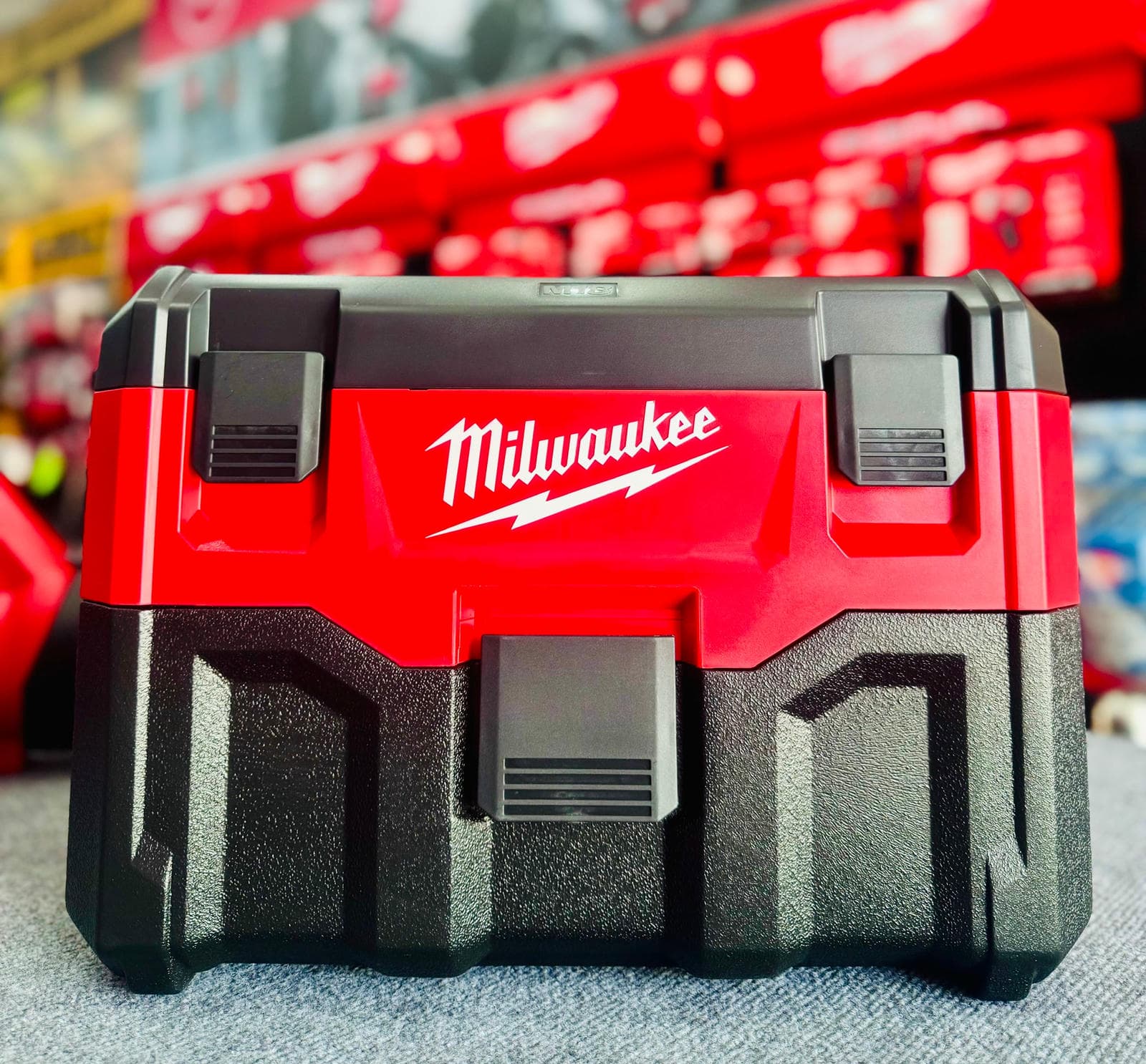 Máy hút bụi khô và ướt dùng pin 18V Milwaukee M18 VC-2-0