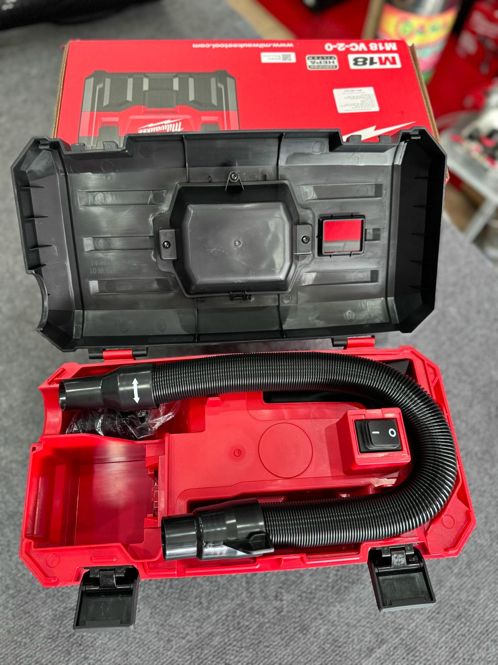 Máy hút bụi khô và ướt dùng pin 18V Milwaukee M18 VC-2-0