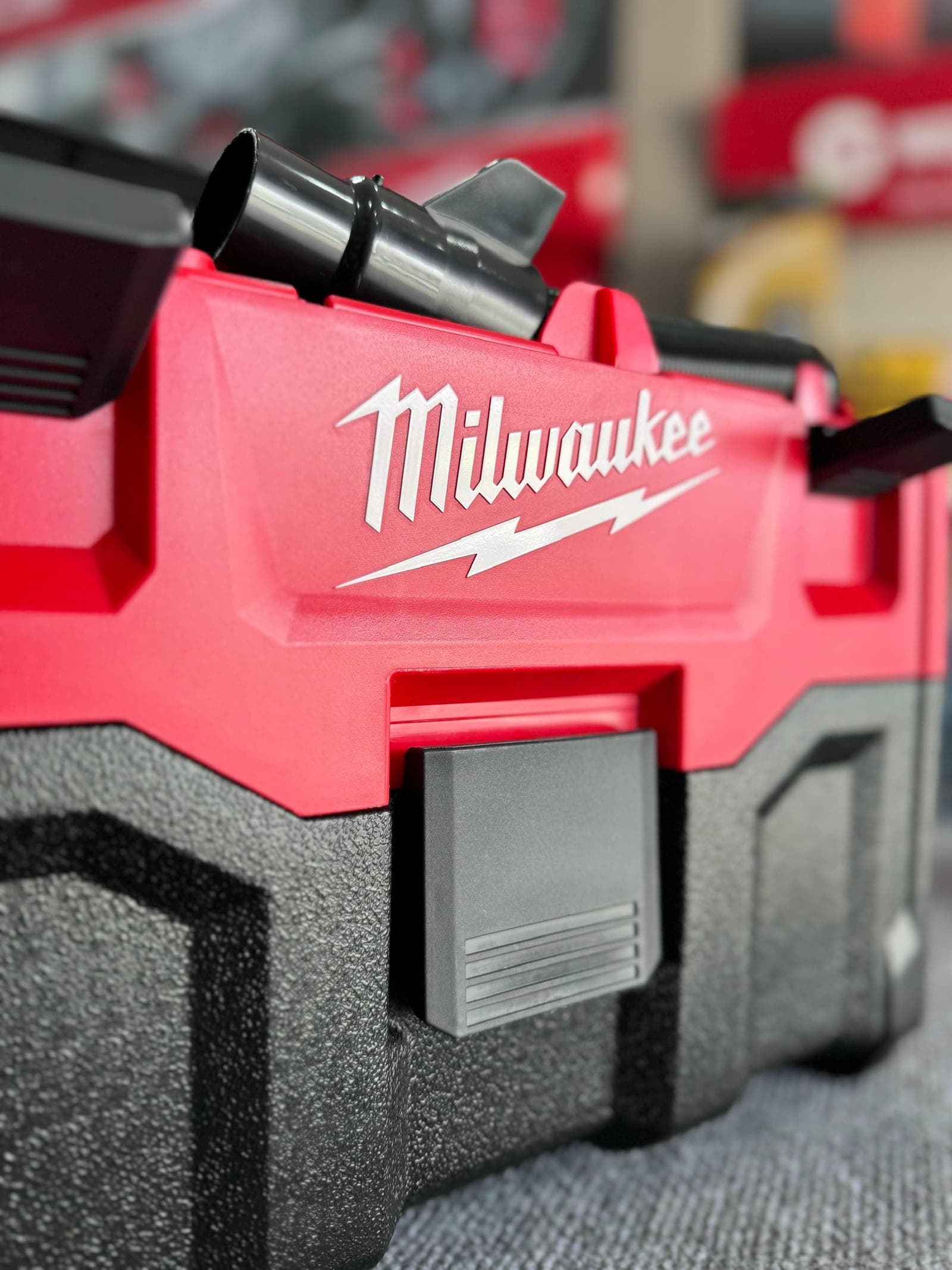 Máy hút bụi khô và ướt dùng pin 18V Milwaukee M18 VC-2-0