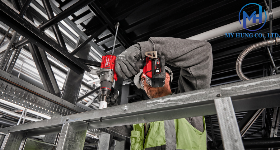 Ứng dụng máy khoan động lực Milwaukee M18 FPD3-0 trong thi công tải nặng
