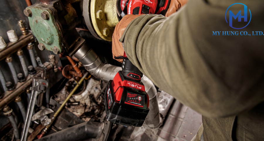Ứng dụng máy mài góc điều tốc Milwaukee M18 FSAGV100XB trong đánh bóng inox